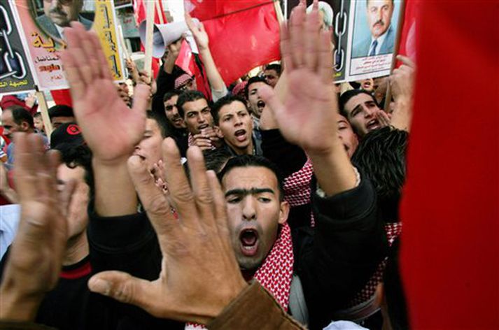 Stuðningsmenn Lýðhreyfingarinnar fyrir frelsun Palestínu efndu til mótmæla gegn spillingu í palestínsku heimastjórninni á sama tíma og félagar í al-Aqsa lögðu skrifstofur kjörstjórna undir sig.