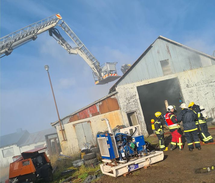 Frá vettvangi á Mýrum. Af myndum að dæma virðist hafa kviknað í útihúsi.