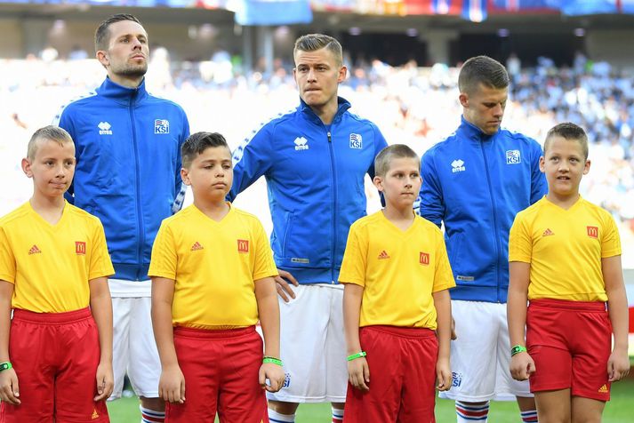 Jóhann Berg Guðmundsson og Alfreð Finnbogason sjást hér við hlið Gylfa Þórs Sigurðssonar fyrir leik á móti Argentínu á HM í Rússlandi 2018.