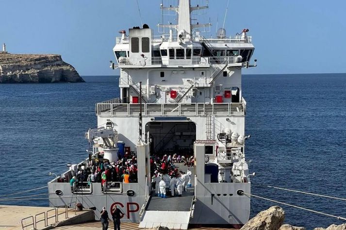 Meira en tvö þúsund farandmenn hafa siglt frá Norður-Afríku til eyjunnar Lampedusa síðustu daga.