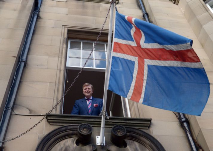 Cameron Buchanan flaggar nú íslenska fánanum á heimili sínu þar sem andstæðingar hvalveiða höfðu skvett rauðri málningu á húsnæði ræðismannsskrifstofunnar.