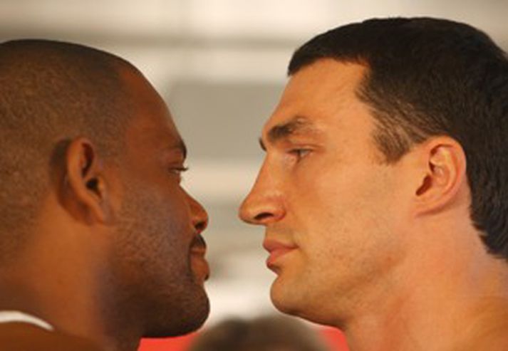 Thompson og Klitschko horfast í augu á blaðamannafundi í Hamburg