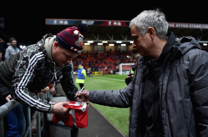 Mourinho með stuðningsmanni Bristol City.