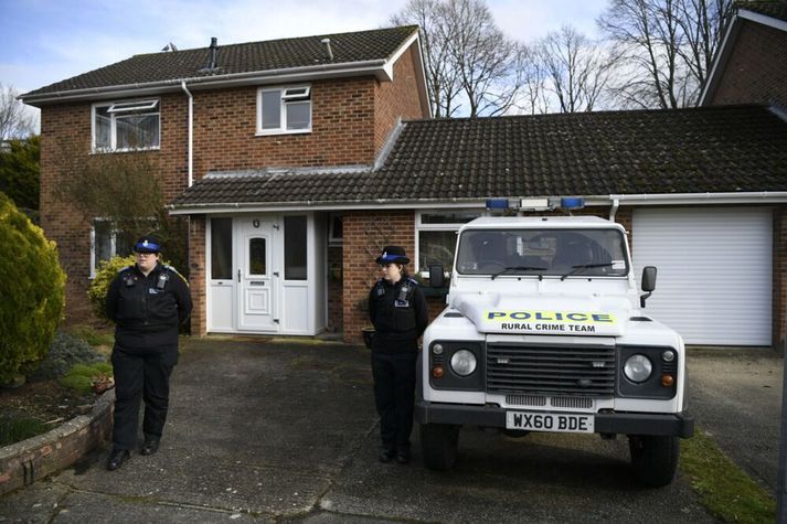Lögregluþjónar við hús Sergei Skripal eftir að eitrað var fyrir honum. Taugaeitri var makað á hurðarhún hússins.