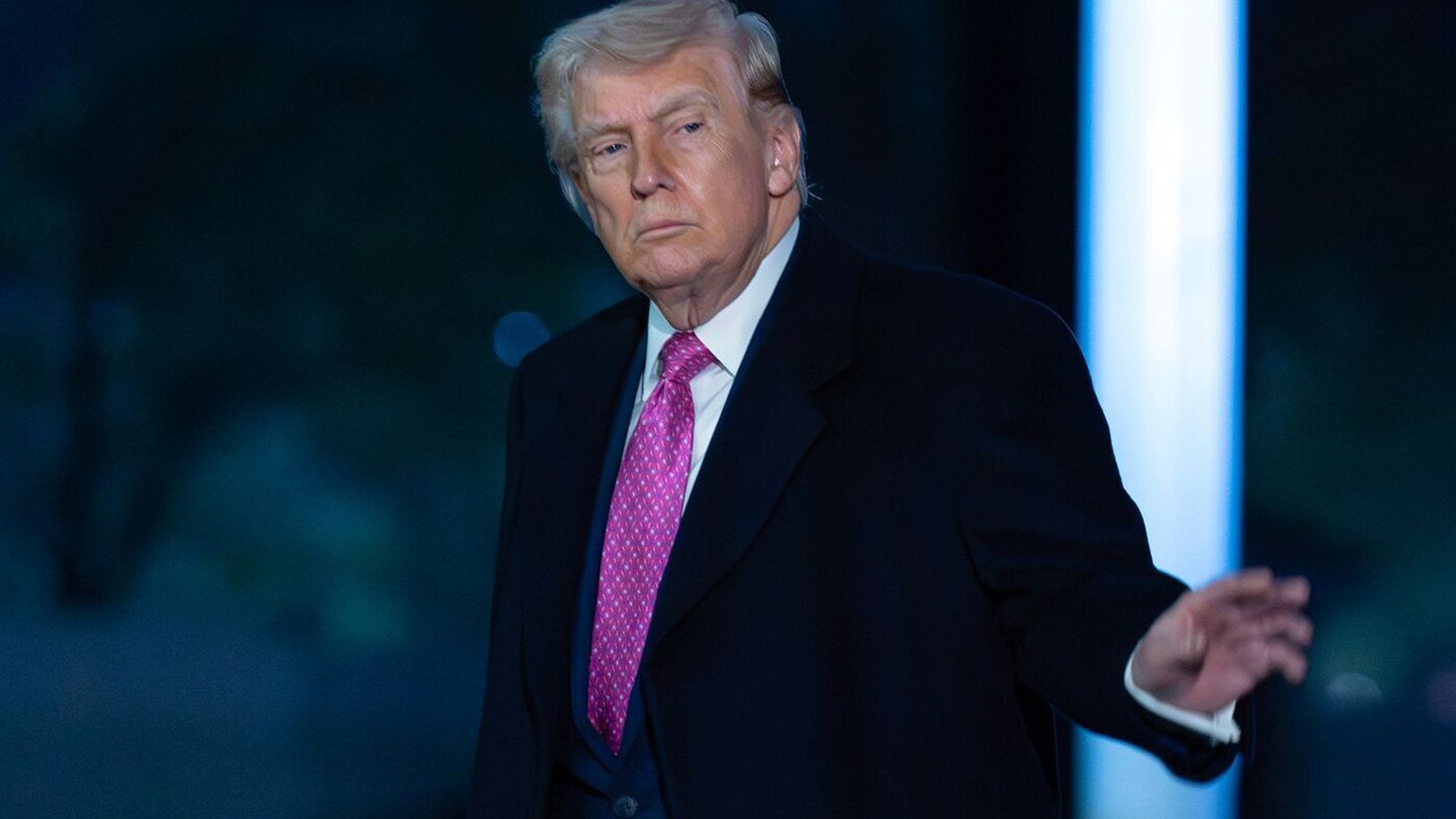 Segir við­ræður ganga stór­vel en hótar stríðsglæpum