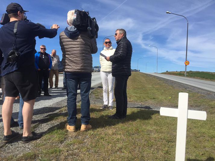 Banna átti beygjuna þar sem banaslysið varð. Í dag afhentu leigubílstjórar af Suðurnesjum innanríkisráðherra áskorun um úrbætur á svæðinu.
