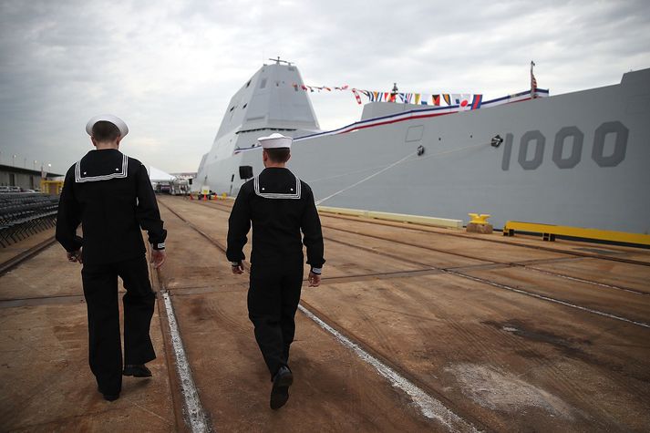 Sjóliðar ganga um borð í tundurspillinn USS Zumwal, nýjasta herskip Bandaríkjanna.