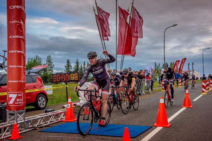 Ísmaðurinn Elvar Örn Reynisson kemur í mark