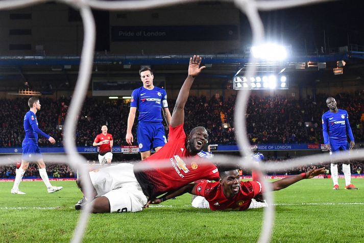 Paul Pogba og Romelu Lukaku fagna marki þess fyrrnefnda á Brúnni í gærkvöldi.