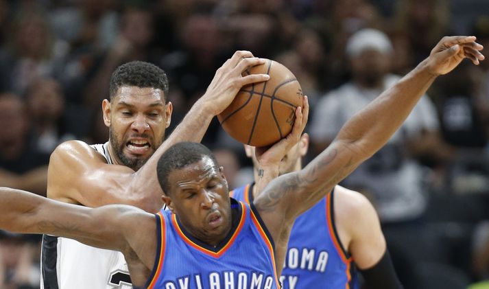 Tim Duncan í frákastabaráttu í leik gegn Oklahoma City.