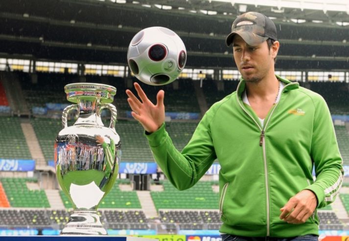 Popparinn Enriqe Iglesias mun flytja opinbert lag EM 2008 fyrir úrslitaleik Þýskalands og Spánar á sunnudag.