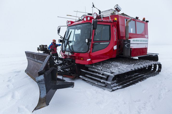 Björgunarsveitamenn hlúðu að vélsleðamanninum á slysstað. Myndin tengist fréttinni ekki beint.