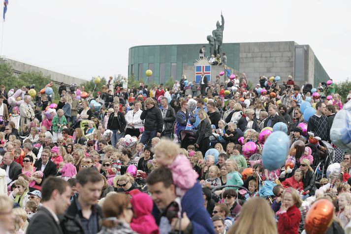 Íslendingar á góðri stundu á Arnarhóli.