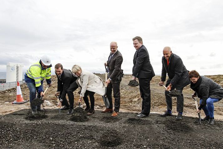 Ragnheiður Elín Árnadóttir iðnaðarráðherra og Sigmundur Davíð Gunnlaugsson forsætisráðherra voru á meðal þeirra sem tóku fyrstu skóflustunguna að kísilmálmverksmiðju United Silicon í gær.