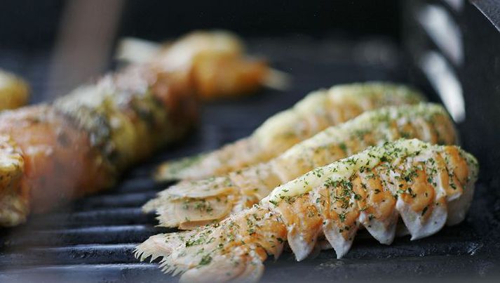 Veislumatur Mörgum þykir grillaður humar lostæti.