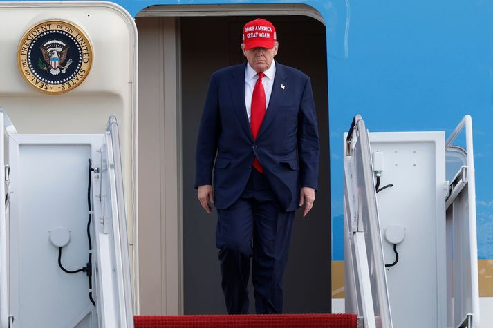 Donald Trump og ráðgjafar hans eru sagðir sannfærðir um að loftárásir muni fá Maduro til að stíga til hliðar.