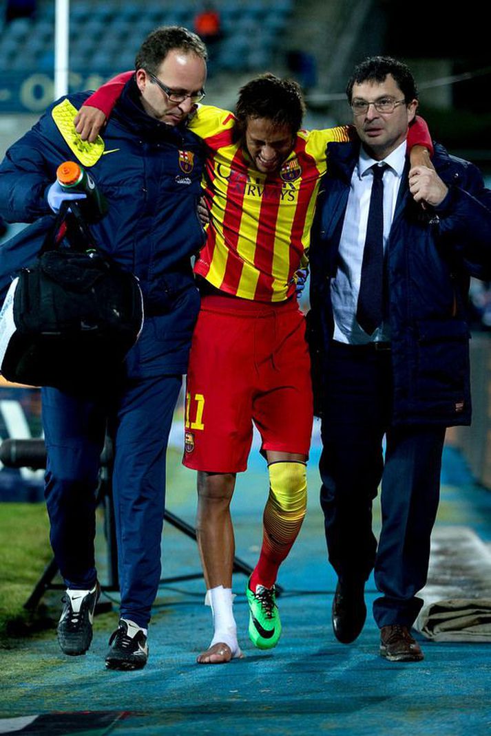 Neymar þurfti að fara af velli í gær.