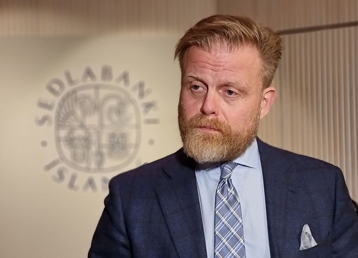 Ásgeir Jónsson seðlabankastjóri segir öfugmæli að aðgerðir bankans gegn verðbólgu komi verst niður á þeim sem minna hafi. Aðgerðirnar væru til að vernda stöðu heimilanna.