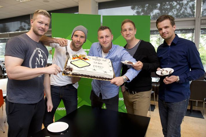 Þeir Egill, Auðunn Blöndal, Steindi Jr, Heiðar Austmann og Jóhann gæddu sér á  köku í tilefni dagsins.