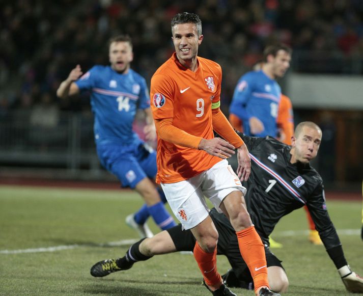 Van Persie var í strangri gæslu íslensku varnarmannanna í gær.