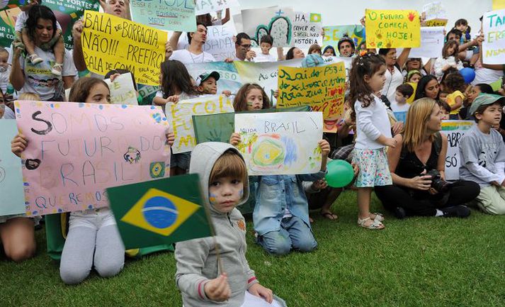 Þessi börn tóku þátt í mótmælunum í Ríó de Janeiro í Brasilíu.