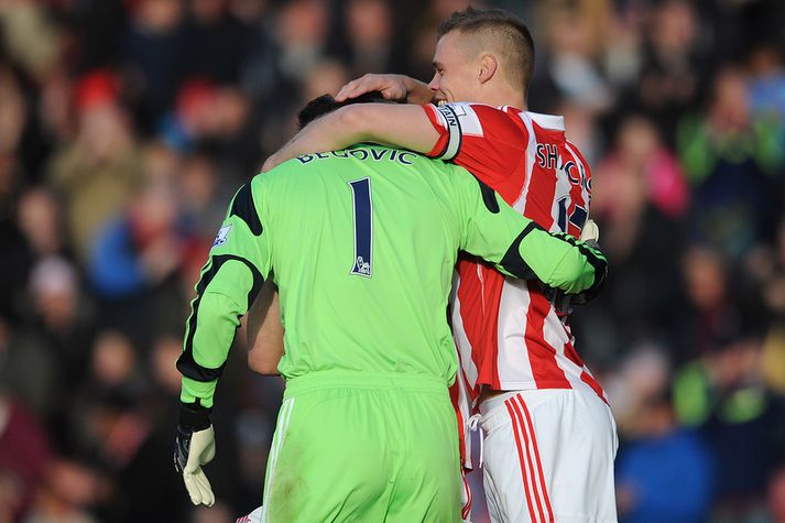 Ryan Shawcross fagnar hér Asmir Begovic.