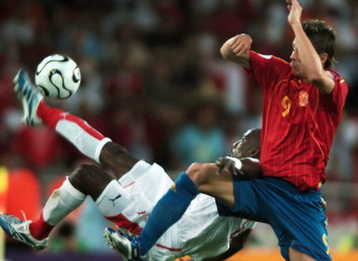 Fernando Torres og Hatem Trabelsi berjast um boltann í leik Spánar og Túnis.