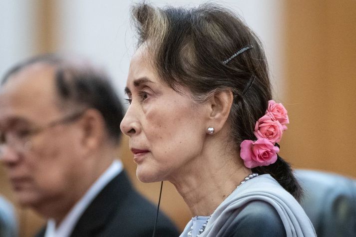 Nokkrir af helstu leiðtogum landsins, þar á meðal Aung San Suu Kyi, hafa verið hnepptir í varðhald.