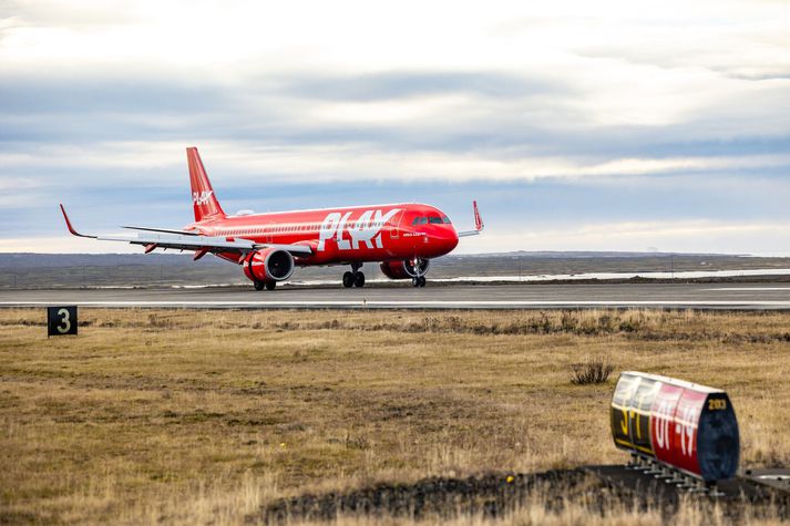 Play fór í sitt fyrsta áætlunarflug til Lundúna í júní 2021. Síðar bættist Ameríkuflug við, en félagið ákvað að draga úr því þegar reksturinn gekk illa.