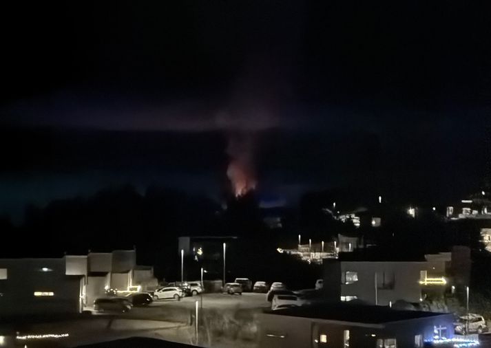 Tilkynning um eldinn barst slökkviliði klukkan rúmlega korter yfir sjö í morgun.