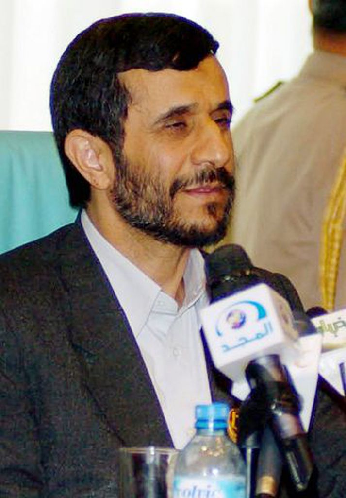 Mahmoud Ahmadinejad. 
Forseti Írans í ræðustóli þar sem ummæli hans vöktu mikla reiði.
