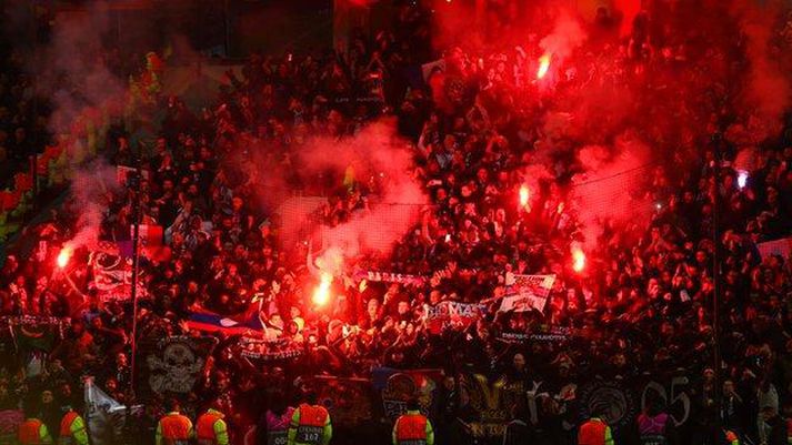 Það var kveikt á blysum í gestastúkunni á Old Trafford í gærkvöld