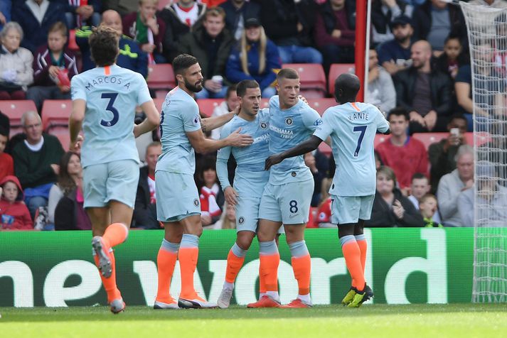 Leikmenn Chelsea fagna Ross Barkley eftir að hann kom liðinu í 0-2 gegn Southampton í 8. umferð ensku úrvalsdeildarinnar í gær.