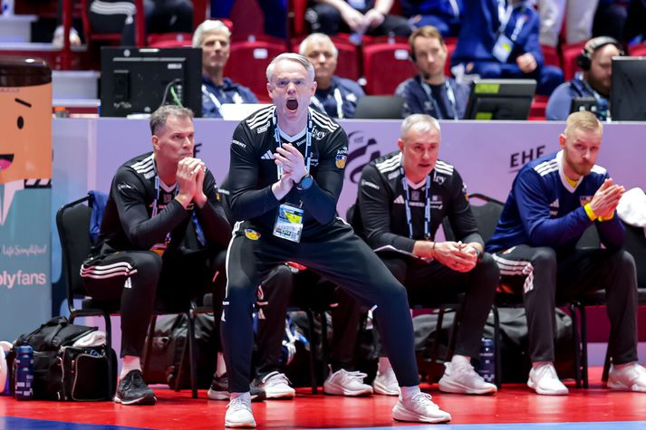 Snorri Steinn Guðjónsson sést hér hvetja íslensku strákana á hliðarlínunni.