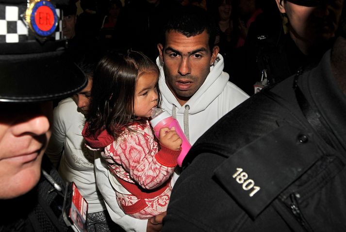 Tevez ásamt dóttur sinni eftir lendingu.