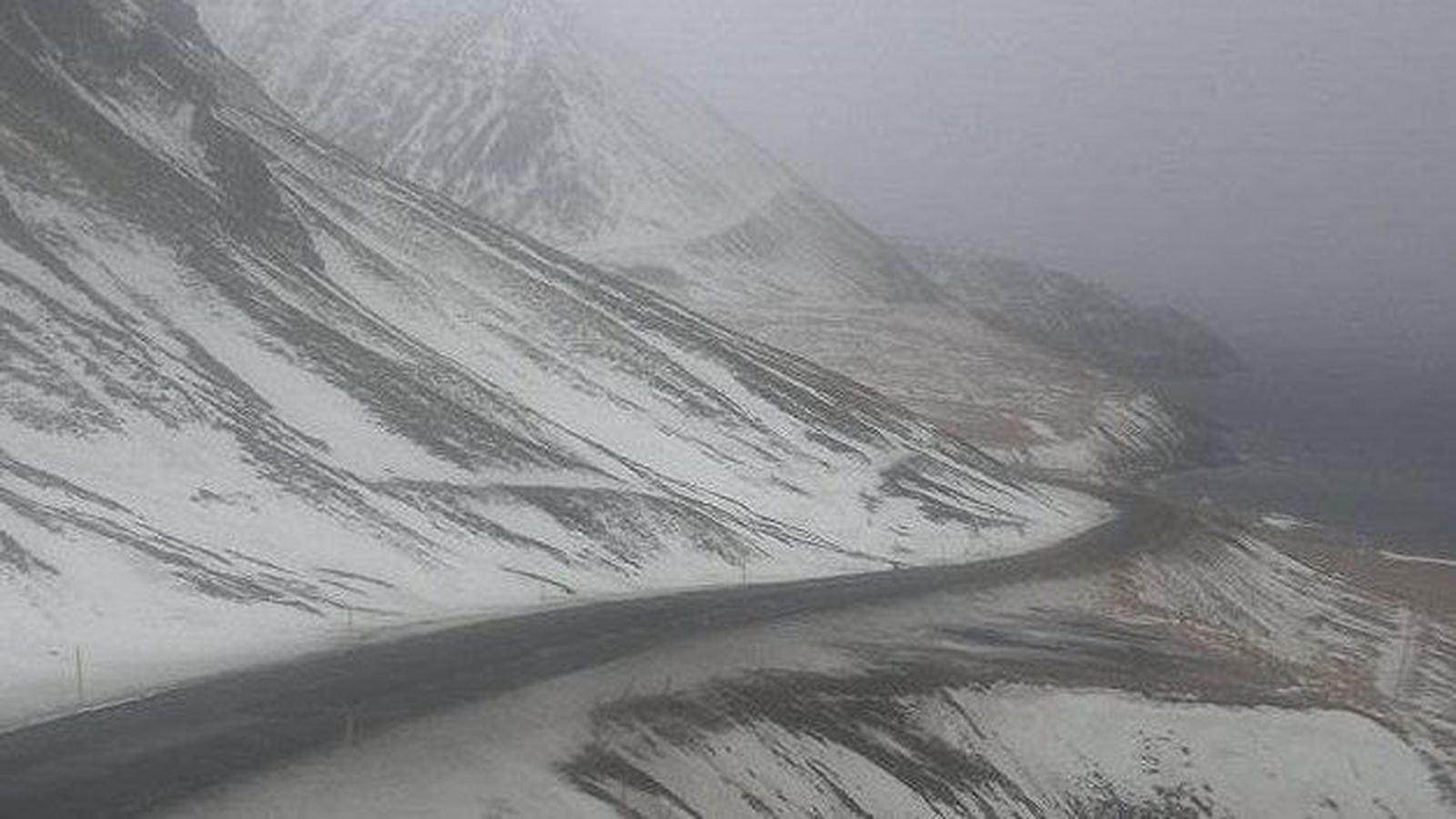 Loka veginum til morguns vegna snjóflóðs