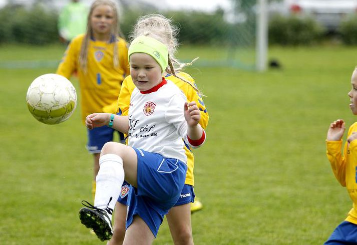 Fjölmargar stelpur æfa fótbolta í yngstu flokkunum en hætta oft á unglingsárum. Þórhildur segir þær skorta fyrirmyndir. fréttablaðið/