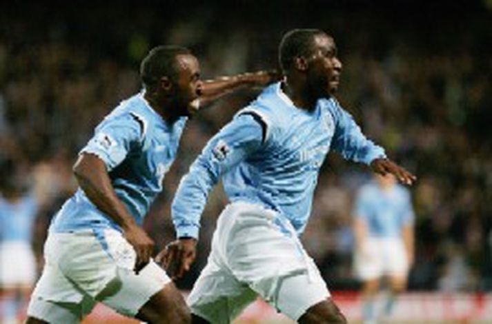 Darius Vassell og Andy Cole höfðu góða ástæðu til að fagna í gærkvöldi