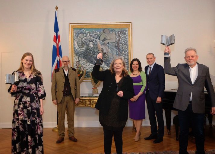 Frá verðlaunaafhendingunni á Bessastöðum í kvöld. Arndís Þórarinsdóttir, Elísabet Jökulsdóttir og Sumarliði R. Ísleifsson munda verðlaunagripina. Í baksýn má sjá forsetahjónin Elizu Reed og Guðna Th. Jóhannesson, auk Heiðars Inga Svanssonar, formanns Félags íslenskra bókaútgefanda.