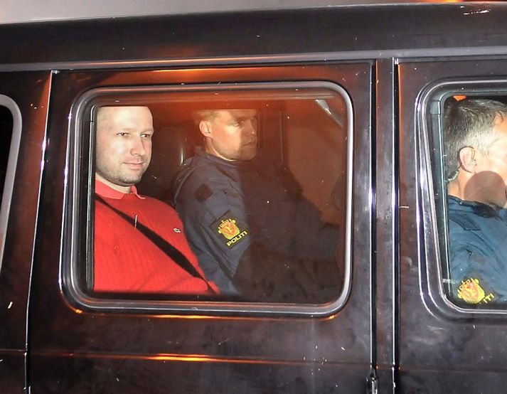 Anders Breivik á leið í yfirheyrslu.