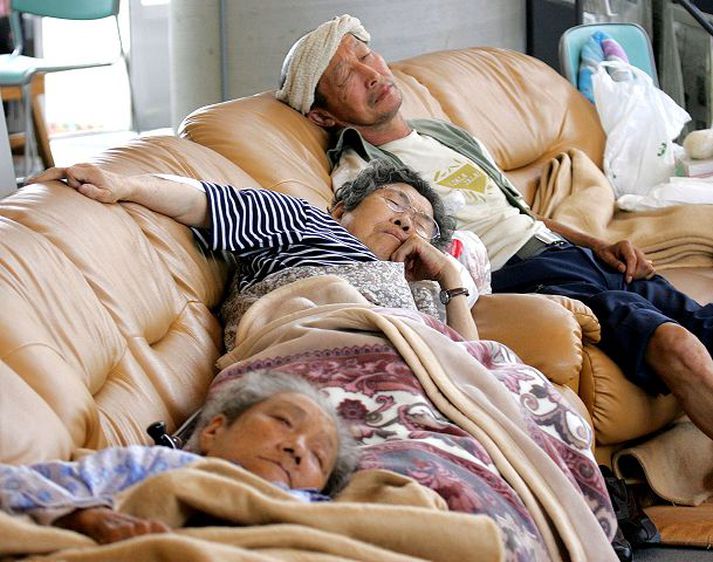 Um 13.000 fórnarlömb jarðskjálftans dvöldu í neyðarskýlum í gær. Um 50 þúsund heimili eru án vatns, 35 þúsund heimili án gass og 27 þúsund heimili án rafmagns vegna jarðskjálftans.