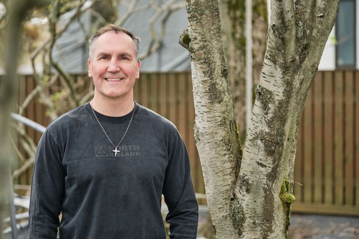 Daníel Rafn Guðmundsson hélt alltaf að fólk sem frelsaðist væri fólk sem hefði farið yfir um; Klikkast. Þar til hann frelsaðist sjálfur en þá segir hann Guð hafa tekið af sér alla fíkn á augabragði: í áfengi, eiturlyf, kvíðalyf, svefnlyf, tópak, stera og fleira. Þá búinn að vera í neyslu í áratugi.