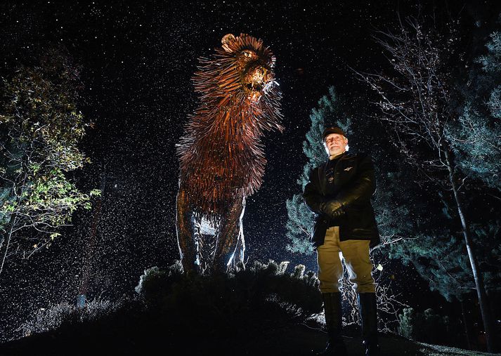 Douglas við afhjúpun styttu af ljóninu Aslan í  Belfast.