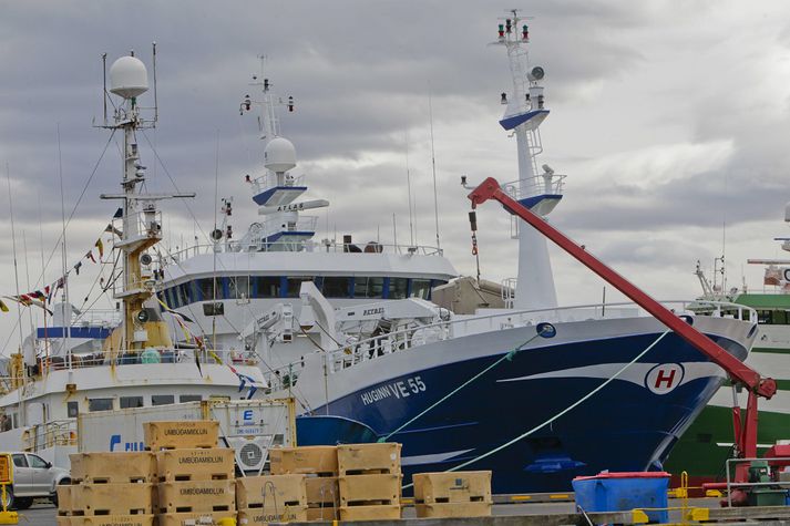 Heildarafli íslenskra fiskiskipa var rúm 222 þúsund tonn í febrúar 2015.
