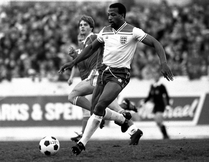 Cyrille Regis í leiknum á móti Íslandi á Laugardalsvellinum.