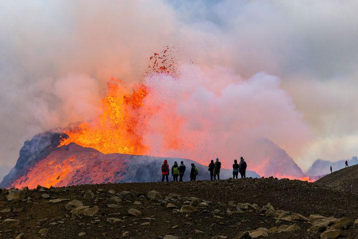 Mikil læti voru í gosinu um tíma, en rennsli virðist fara minnkandi.