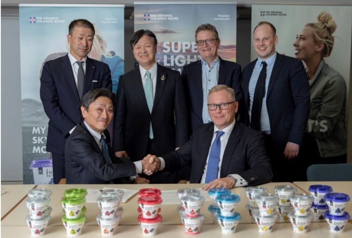 Í efri ræð eru þeir Kazuhiro Mikuni, aðstoðarforstjóri Nippon Ham, Yoshihide Hata, forstjóri Nippon Ham, Jón Axel Pétursson, framkvæmdastjóri Ísey Export og  Bolli Thoroddsen, forstjóri Takanawa. Í þeirri neðri má sjá Yoshihiko Ishii, forstjóra Nippon Luna, og Ara Edwald, forstjóra Mjólkursamsölunnar.