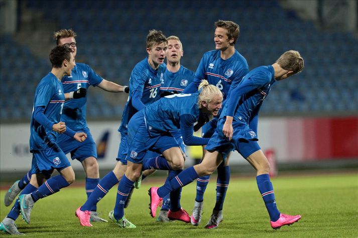 U-17 liðið fagnar.