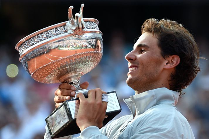 Rafael Nadal með bikarinn.