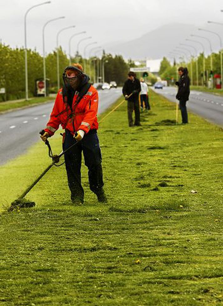Sveitarfélögin ætla að ráða eftir megni ungt fólk á aldrinum 14 ára og fram yfir tvítugt í sumarvinnu í sumar. Í Hafnarfirði fjölgaði umsóknum um fjórðung. Ljóst er að „stór hópur fær ekki vinnu nema til komi sérstakt átak,“ segir Steinunn Þorsteinsdóttir, upplýsinga- og kynningarfulltrúi. Myndin er úr safni og tengist efni fréttarinnar ekki beint.